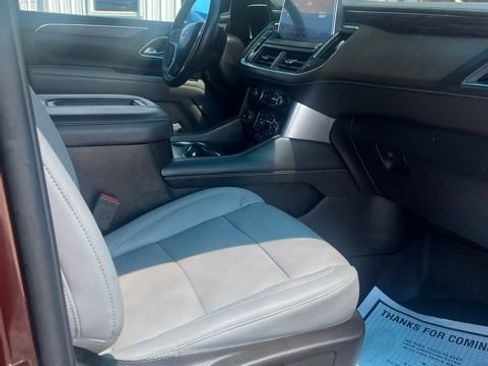 Used 2023 Chevrolet Suburban LT w/ Luxury Package RWD image 11