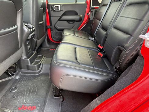 Used 2018 Jeep Wrangler Unlimited Sahara w/ Cold Weather Group image 29