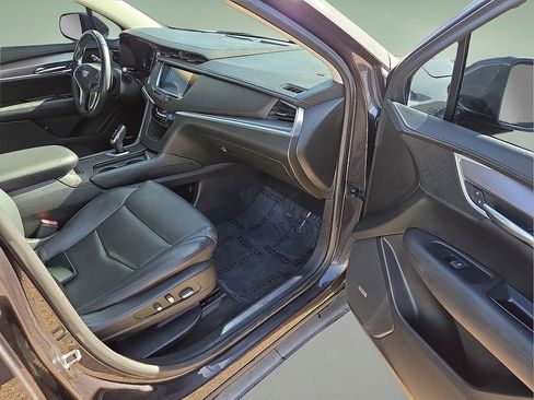 Used 2018 Cadillac XT5 Luxury w/ Driver Awareness Package image 12