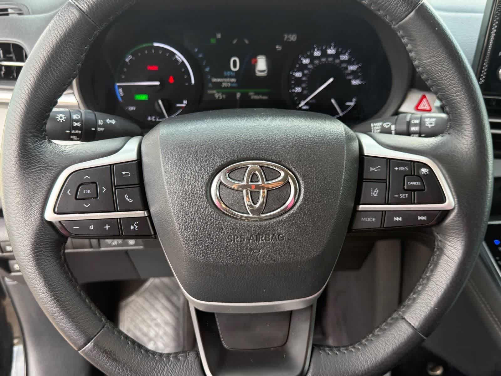 Used 2025 Toyota Sienna XLE FWD image 16