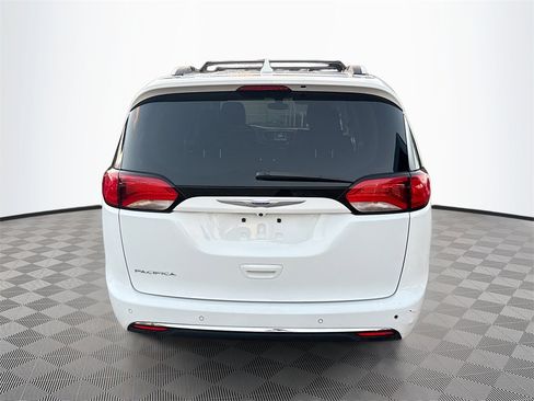 Used 2020 Chrysler Pacifica Touring-L image 7