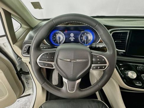 Used 2023 Chrysler Pacifica Limited FWD image 15