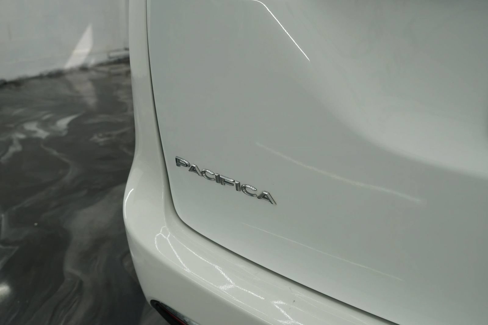 Used 2017 Chrysler Pacifica Touring Plus w/ Tire & Wheel Group FWD image 14