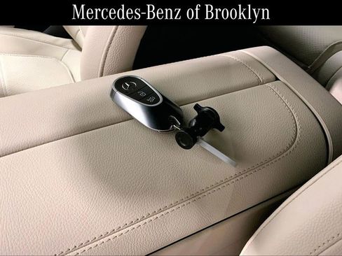 Used 2025 Mercedes-Benz GLC 300 4MATIC image 13