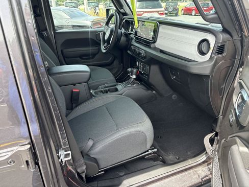Used 2025 Jeep Wrangler Unlimited Sport AWD/4WD image 13