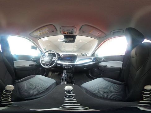 Used 2025 Chevrolet Trax LT FWD image 41