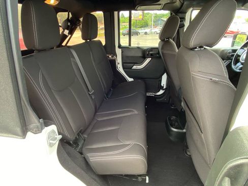 Used 2017 Jeep Wrangler Unlimited Sahara AWD/4WD image 38