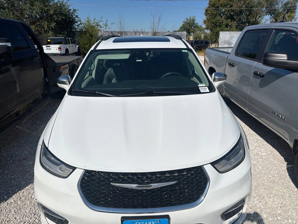 Used 2022 Chrysler Pacifica Limited FWD image 3