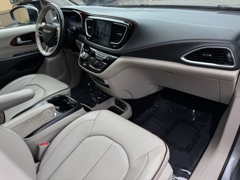 Used 2020 Chrysler Pacifica Limited FWD image 27