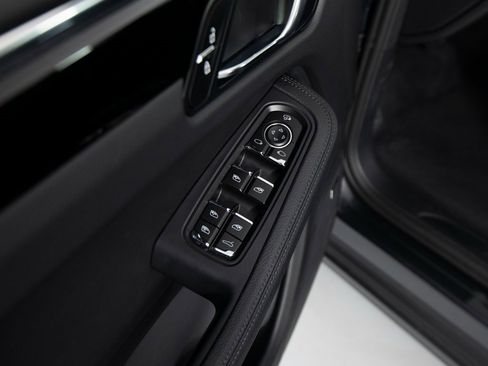 Certified 2025 Porsche Macan image 20