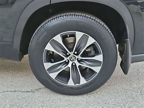 Used 2022 Toyota Highlander XLE image 14
