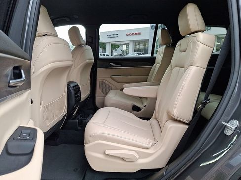 Used 2023 Jeep Grand Cherokee L Limited AWD/4WD image 11