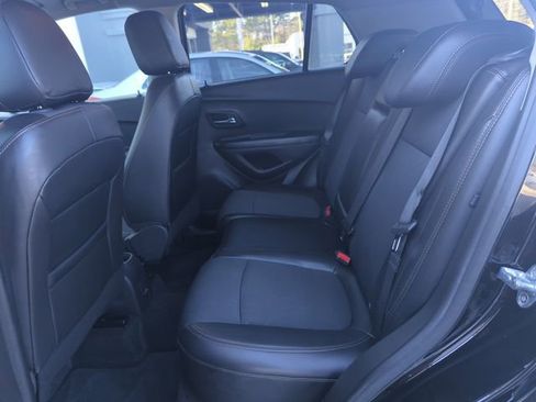 Used 2022 Chevrolet Trax LT w/ Midnight Edition image 32