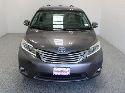 Used 2017 Toyota Sienna Limited Premium FWD image 3