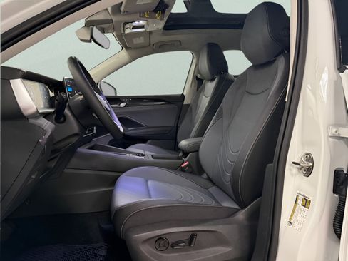 New 2025 Volkswagen Tiguan SE image 18