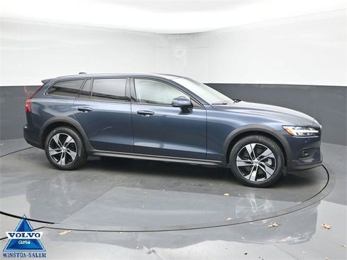 Used 2024 Volvo V60 B5 Cross Country Plus image 1