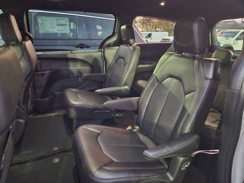 New 2026 Chrysler Pacifica Select image 28