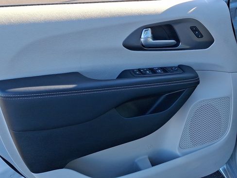 Certified 2024 Chrysler Pacifica Touring-L image 13