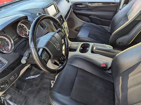 Used 2019 Dodge Grand Caravan SXT image 19