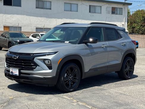New 2026 Chevrolet TrailBlazer LT w/ Midnight Edition FWD image 3