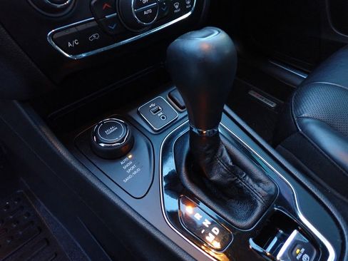 Used 2019 Jeep Cherokee Overland w/ Technology Group image 28