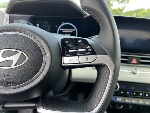 New 2025 Hyundai Elantra Limited image 27