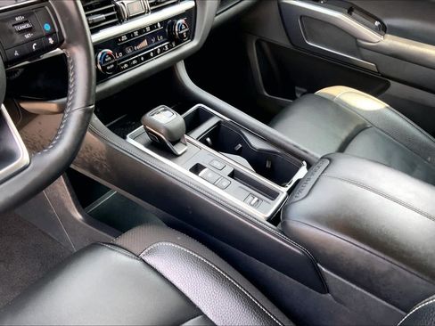 Used 2025 Nissan Pathfinder SL FWD image 16