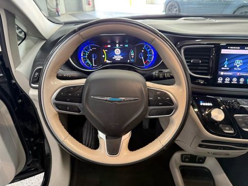 Used 2020 Chrysler Pacifica Limited FWD image 32