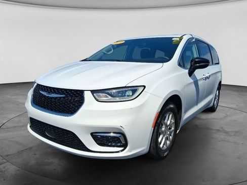 Used 2024 Chrysler Pacifica Touring-L FWD image 2