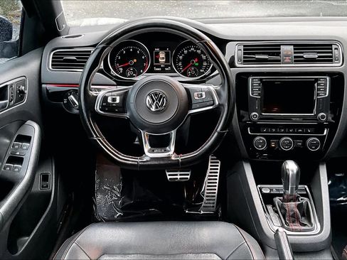 Used 2017 Volkswagen Jetta GLI image 5