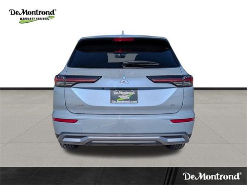 New 2025 Mitsubishi Outlander SE image 6