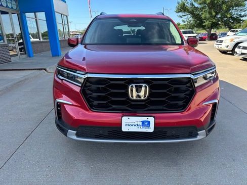 Certified 2025 Honda Pilot Touring image 2