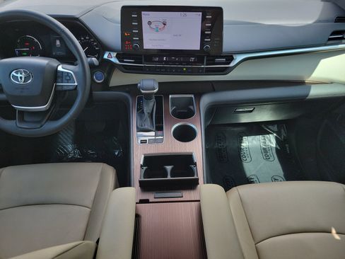 Used 2024 Toyota Sienna XLE image 10