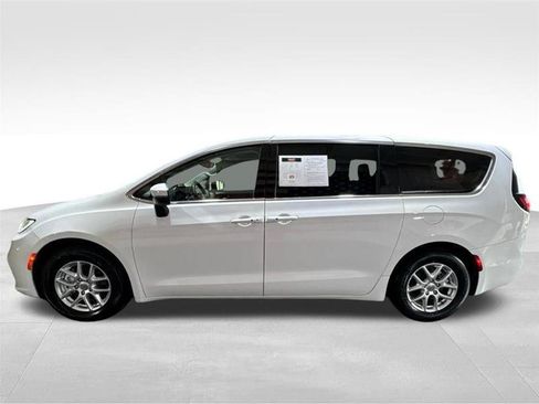 Used 2023 Chrysler Pacifica Touring-L FWD image 8