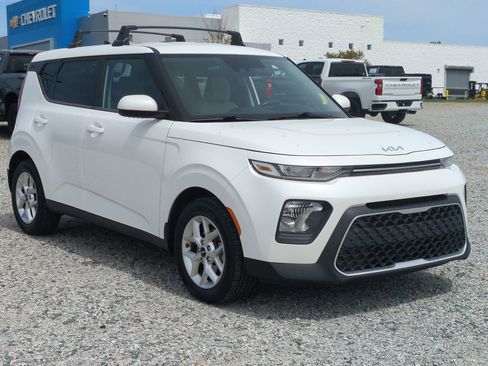 Used 2022 Kia Soul LX w/ Technology Package image 2