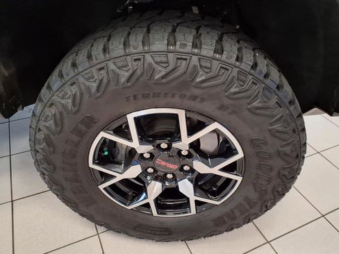 Used 2024 GMC Canyon AT4X image 8