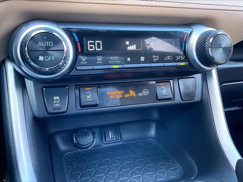Used 2021 Toyota RAV4 XLE Premium image 35