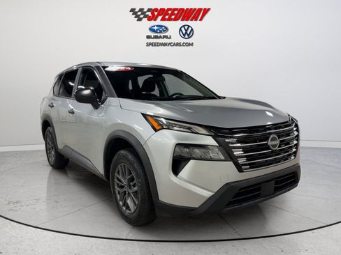 Used 2024 Nissan Rogue S FWD image 2
