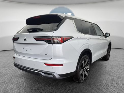 New 2025 Mitsubishi Outlander ES image 3