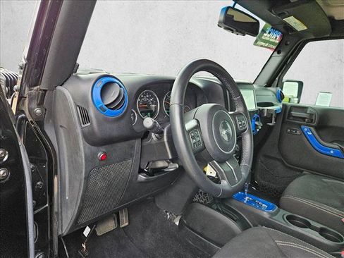 Used 2017 Jeep Wrangler Unlimited Sahara w/ Connectivity Group AWD/4WD image 10