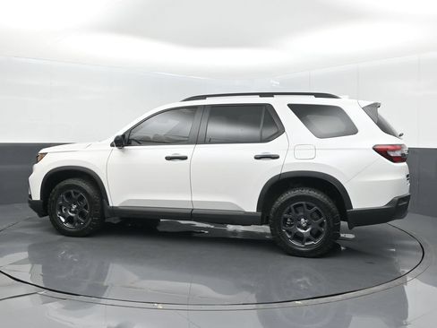 Certified 2025 Honda Pilot TrailSport image 4