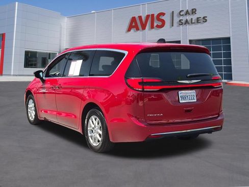 Used 2025 Chrysler Pacifica Select FWD image 9