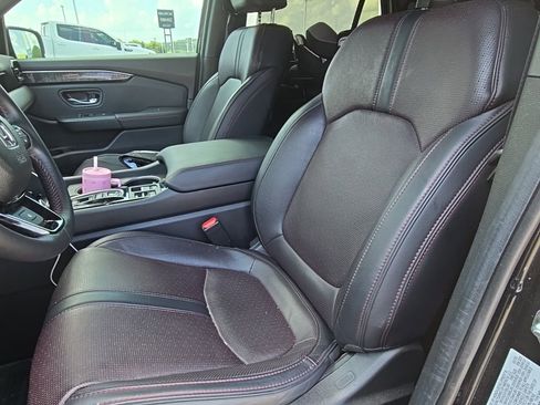 Used 2025 Honda Pilot Black Edition image 17