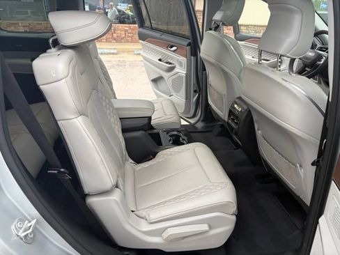 Used 2023 Jeep Grand Cherokee L Summit w/ Luxury Tech Group V AWD/4WD image 39