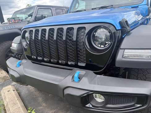 Used 2023 Jeep Wrangler Unlimited w/ Convenience Group AWD/4WD image 4