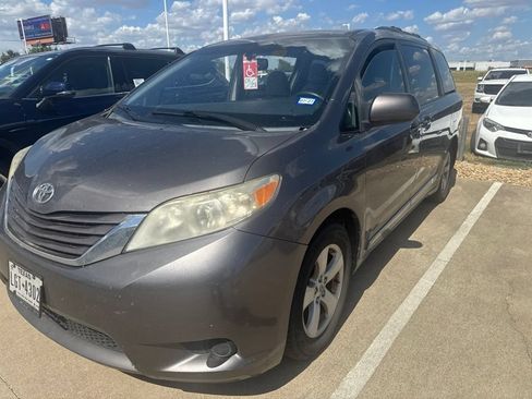 Used 2015 Toyota Sienna LE FWD image 14