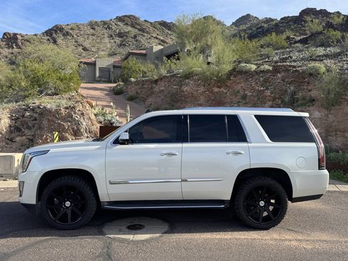 Used 2015 Cadillac Escalade Luxury image 8