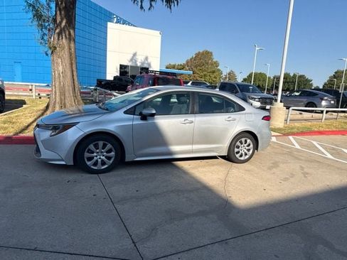 Used 2021 Toyota Corolla LE FWD image 2