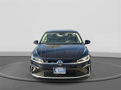 Certified 2025 Volkswagen Jetta SE w/ Sunroof Package image 2