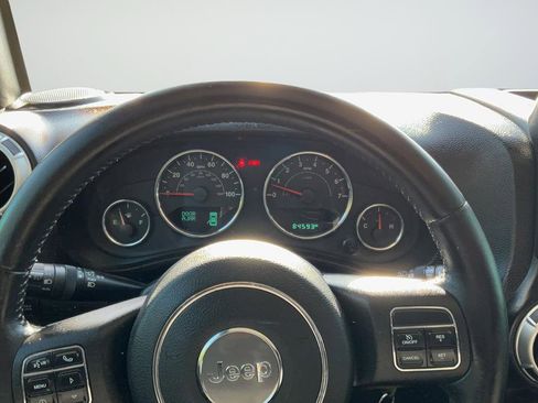Used 2015 Jeep Wrangler Unlimited Rubicon w/ Connectivity Group AWD/4WD image 14